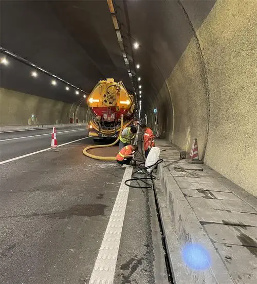 青云谱隧道排水渠清淤